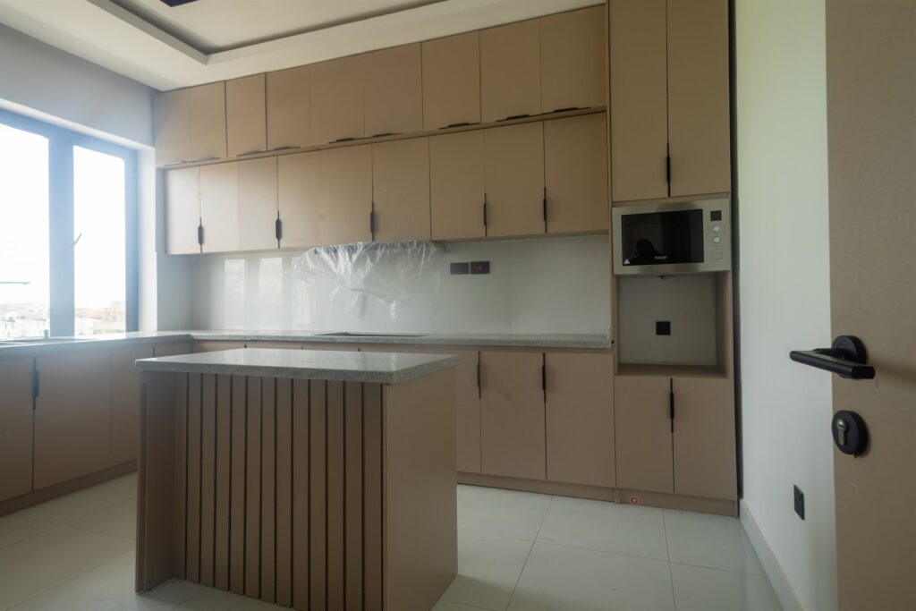 Brum Height 4: Kitchen with a breakfast counter and window-lit worktop